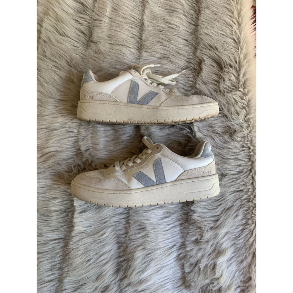 Veja Womens V-10 Sneakers in White and Light Gray